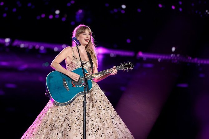 Taylor Swift mengejutkan para penggemarnya ketika menghadiri acara gala premiere film The Eras Tour di AMC Theatre, Los Angeles, AS.