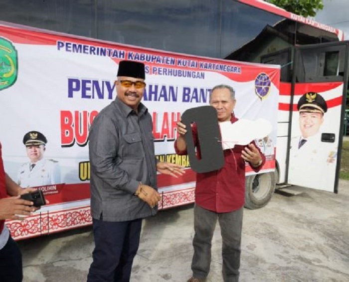 Bupati Kukar Edi Damansyah saat menyerahkan bus sekolah di Kembang Janggut. (Istimewa)