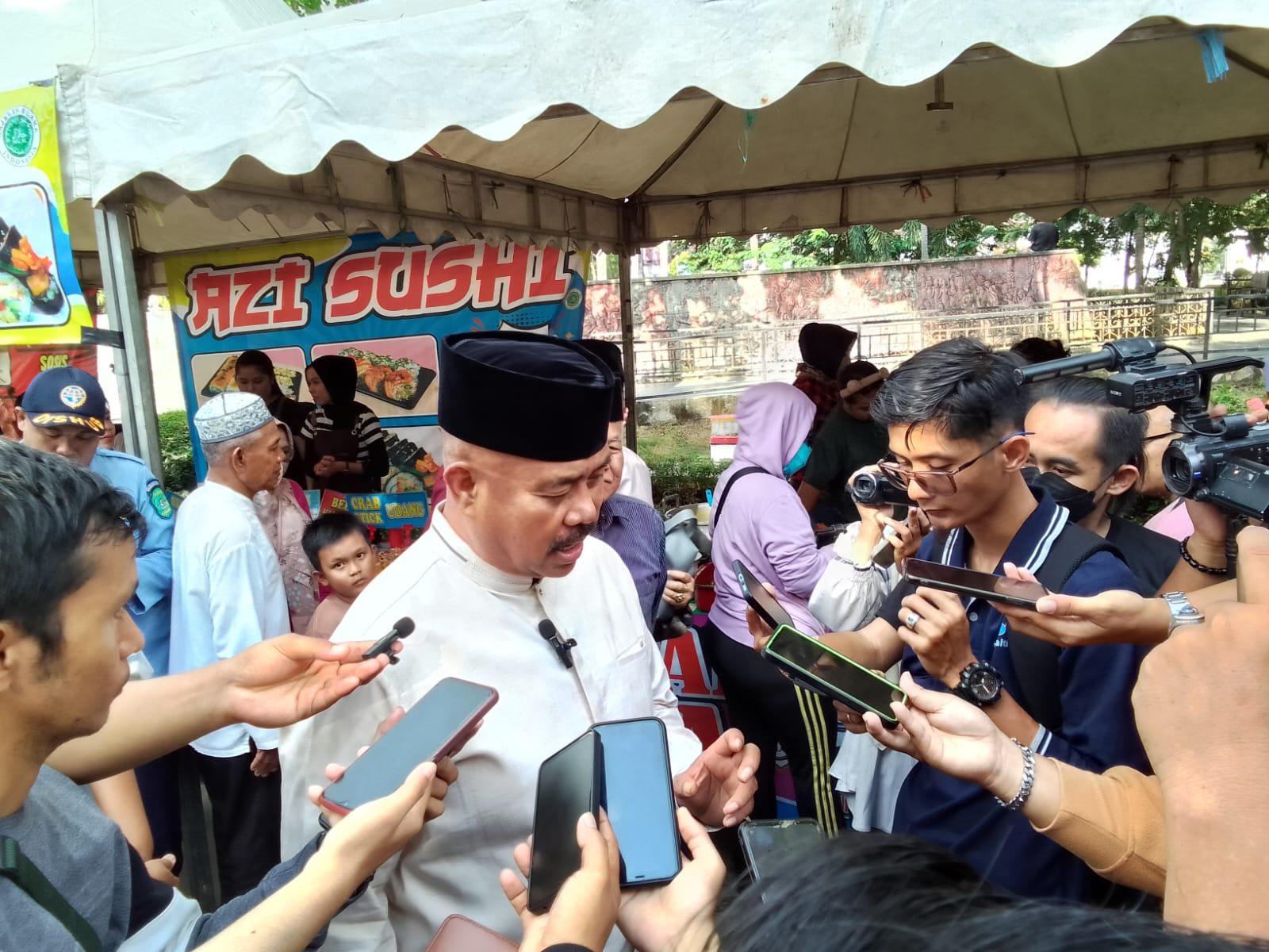 Bupati Edi saat menghadiri pembukaan Lorong Pasar Ramadan di Masjid Agung Tenggarong