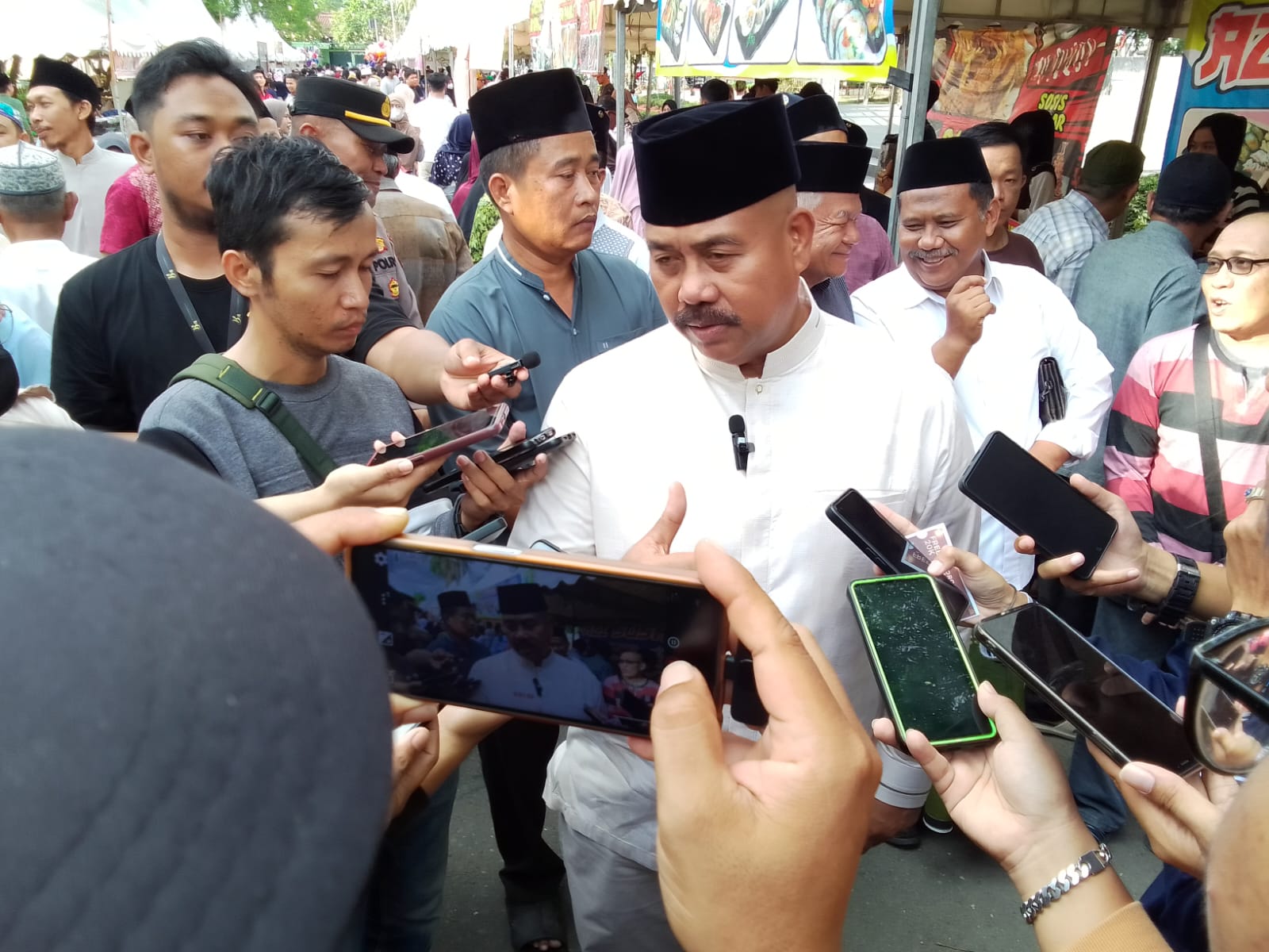 Bupati Edi saat menghadiri pembukaan Lorong Pasar Ramadan di Masjid Agung Tenggarong.