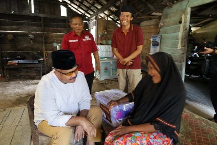 Bupati Kukar, Edi Damansyah membagikan bantuan kepada masyarakat. (Istimewa)