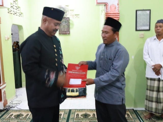 Bupati Kukar, Edi Damansyah membagikan bantuan kepada masyarakat. (Istimewa)