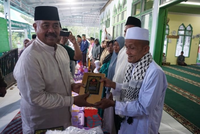 Bupati Kukar, Edi Damansyah membagikan bantuan kepada masyarakat. (Istimewa)