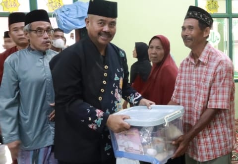 Bupati Kukar, Edi Damansyah membagikan bantuan kepada masyarakat. (Istimewa)