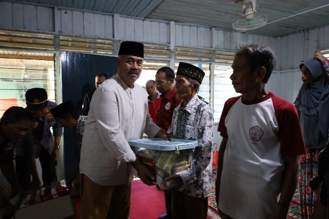 Bupati Kukar, Edi Damansyah membagikan bantuan kepada masyarakat, (Istimewa)