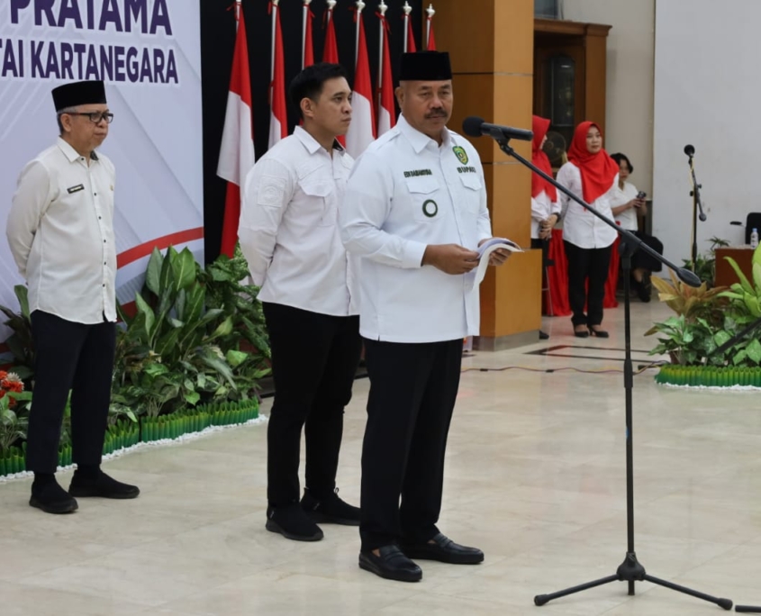  Bupati Kukar Edi Damansyah saat melantik enam pejabat di lingkup Pemkab Kukar. (Istimewa)
