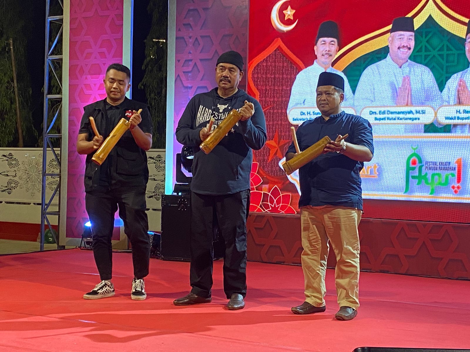 Kadispora Aji Ali Husni bersama Bupati Edi Damansyah di acara festival kreasi pemuda Ramadan. (Istimewa)