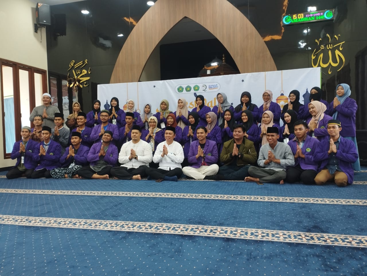 Rektor Unikarta dan jajaran panitia Festival Ramadan