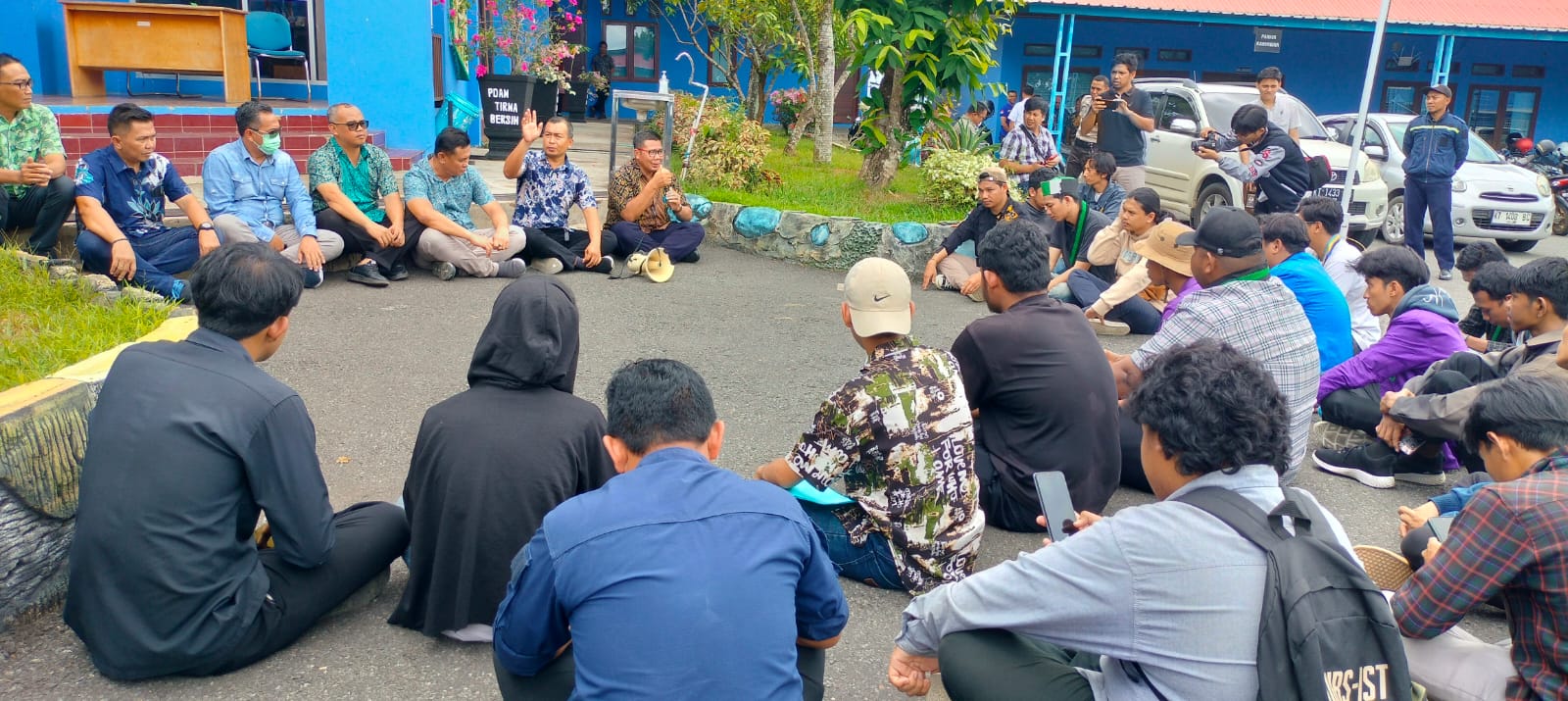 Jajaran Perumda Tirta Mahakam dan massa aksi saat melakukan audiensi.