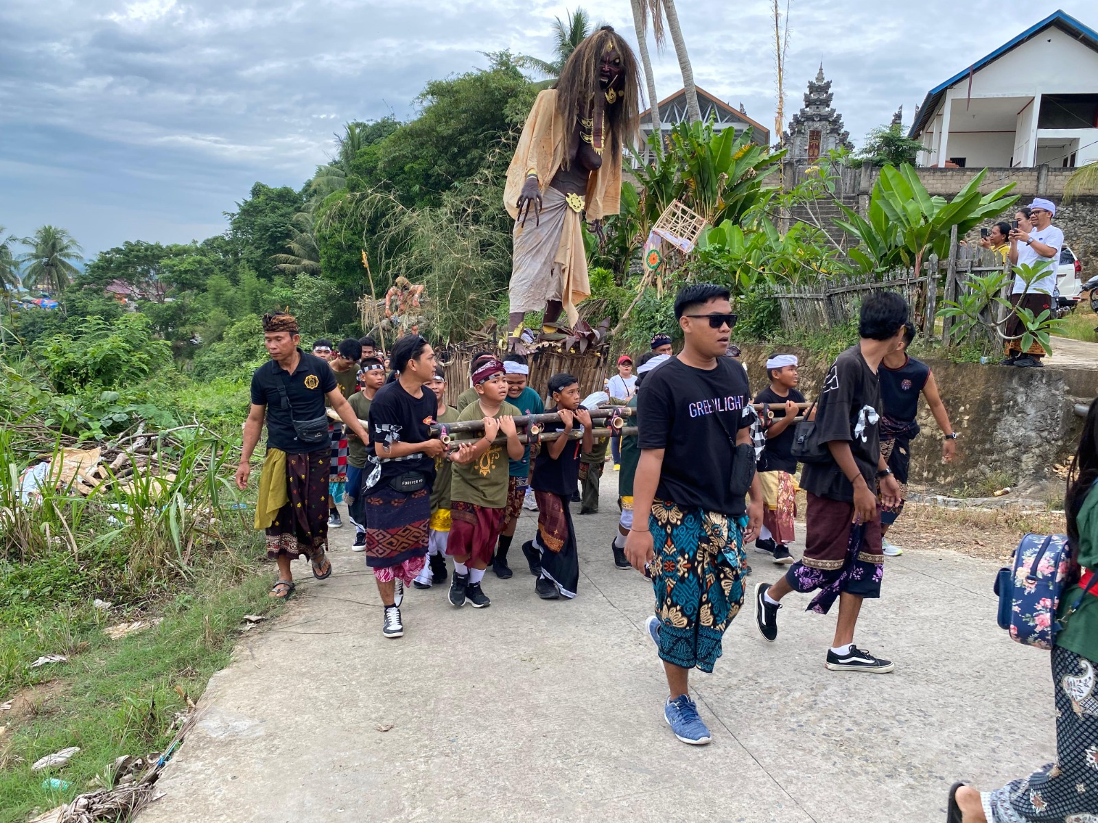 Umat Hindu Desa Kerta Buana saat perayaan festival Ogoh-Ogoh.