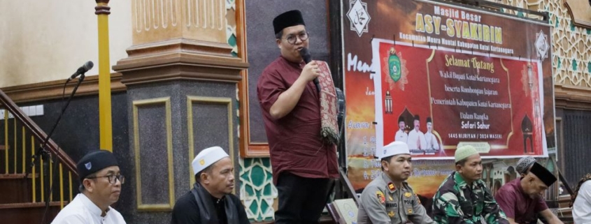 Wakil Bupati Kukar, Rendi Solihin membagikan bantuan kepada masyarakat. (Istimewa)