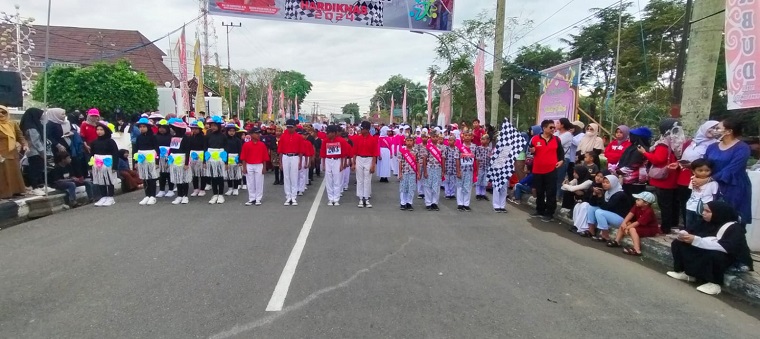 Momen Pelepasan Peserta Gerak Jalan Pelajar Idaman dalam rangka memperingati HARDISNAS 2024