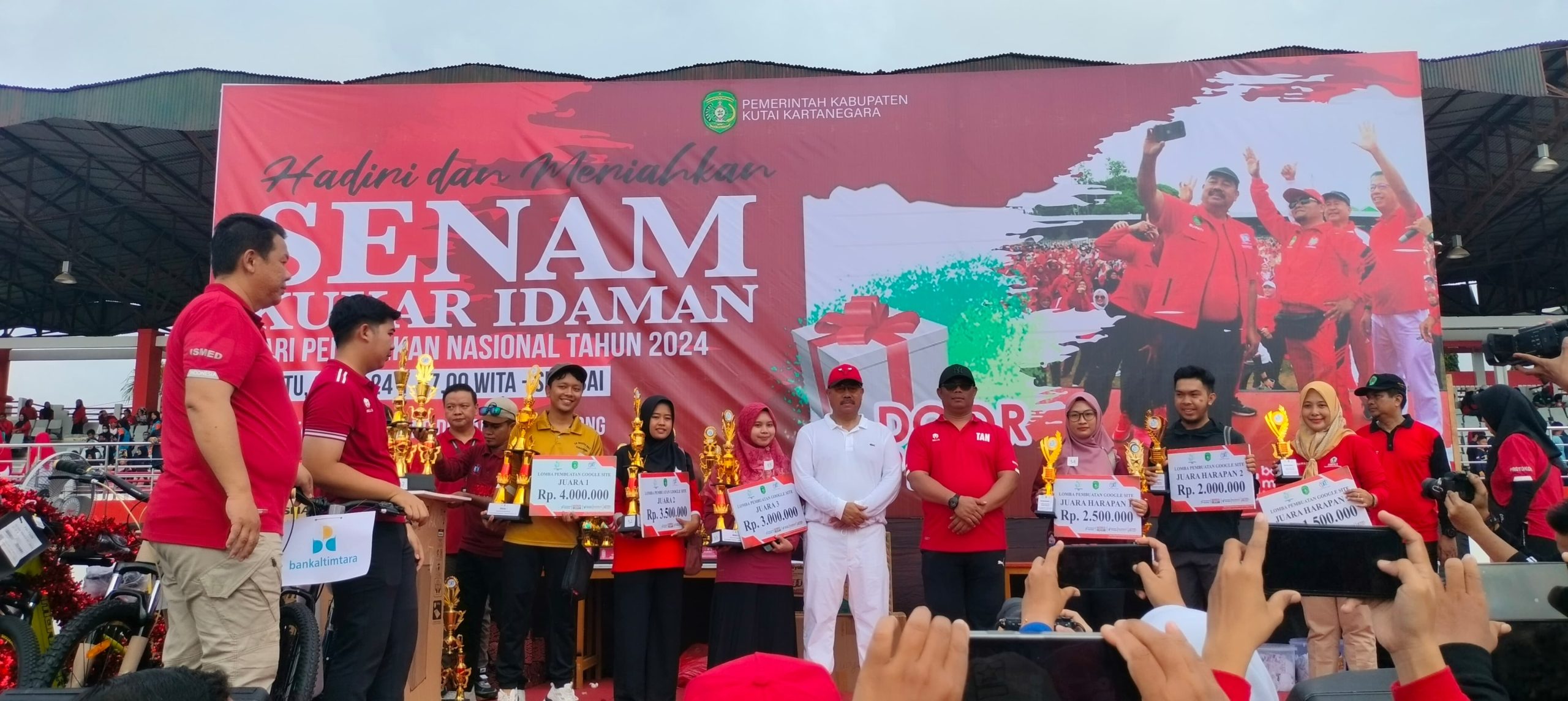 Bupati Kukar, Edi Damansyah dan Kadisdikbud Kukar, Tauhid Aprilian Noor dalam rangkaian pemberian hadiah pemenang lomba.