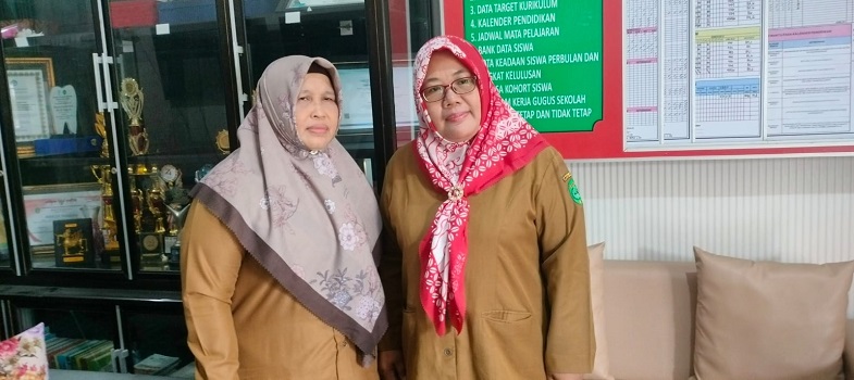 Kepala Sekolah, Rusdiana dan Bagian Kesiswaan, Siti Khoiriyah SD Negeri 028 Tenggarong.