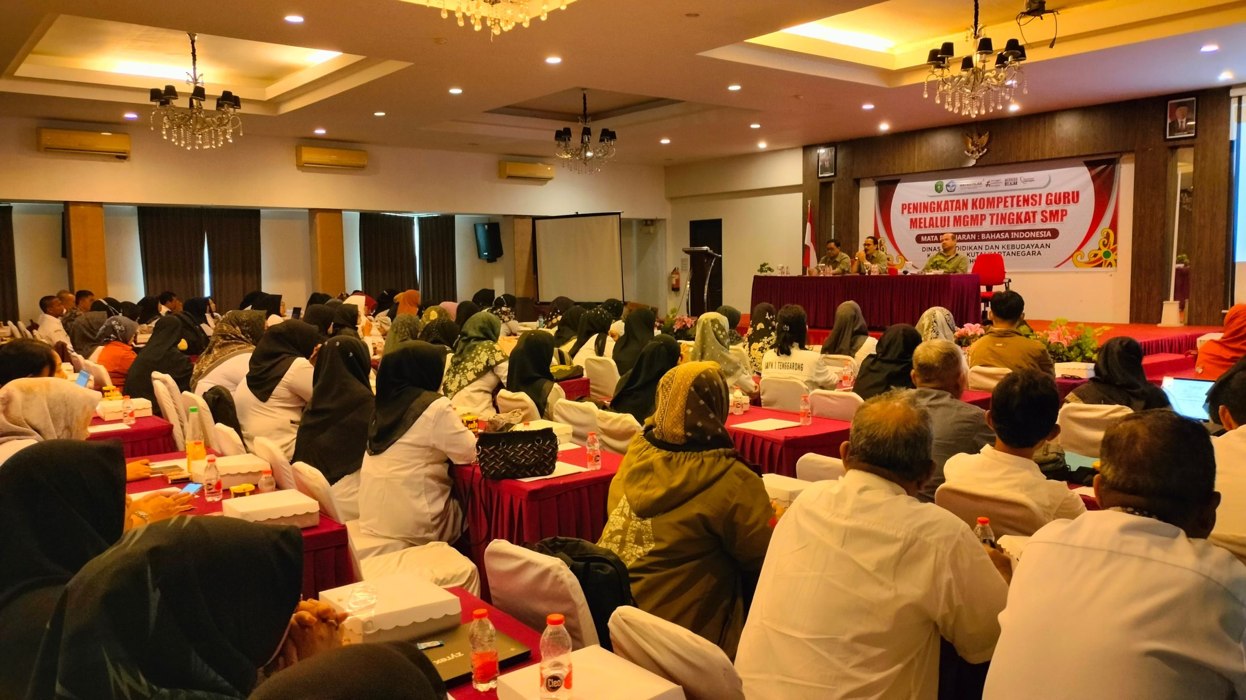 Sambutan sekaligus membuka acara, Analis Kebijakan Ahli Madya Bidang Kurikulum, Pengembangan Bahasa dan Sastra, Perijinan Pendidikan, Pendidik dan Tenaga Kependidikan Disdikbud Kukar, Bahruddin