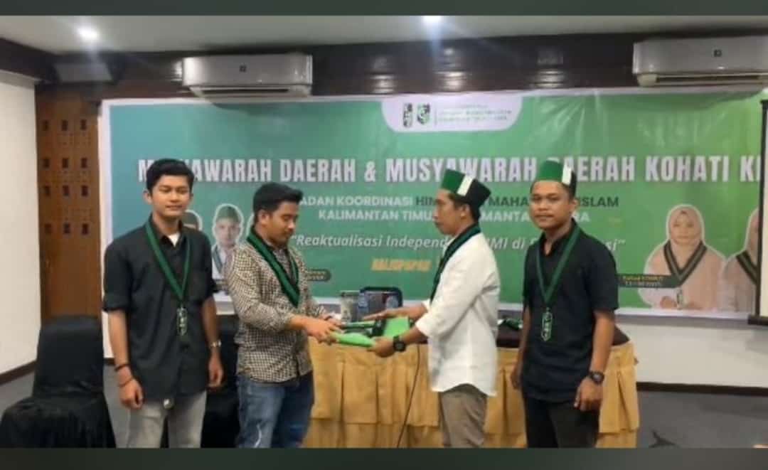 Penyerahan berkas Musda dan pelimpahan Presidium Sidang kepada Ashan Putra Pradana, Formatur Ketua Umum HMI Badko Kaltim-Kaltara untuk periode 2024-2026.