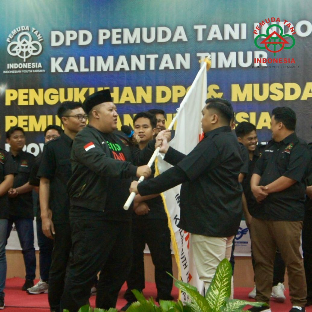 Simbolis serah jabatan Ketua DPC PTI Kukar, Muhammad Dudi Hari Saputra. (Istimewa)