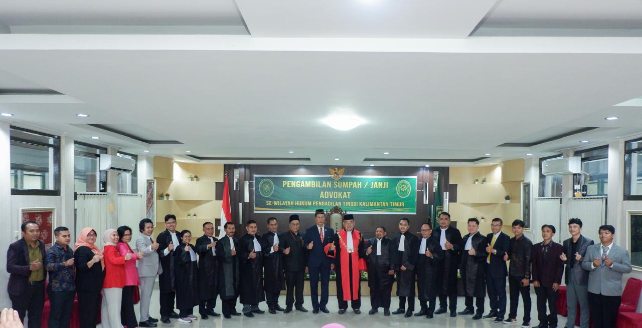 Foto bersama Pelantikan Advokat Ikadin Kaltim. (Dialogis.co)
