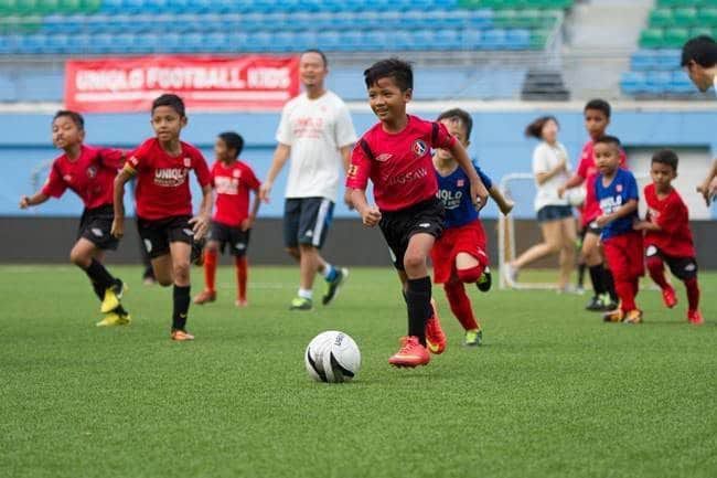 Ilustrasi anak muda yang bermain sepak bola (istimewa).