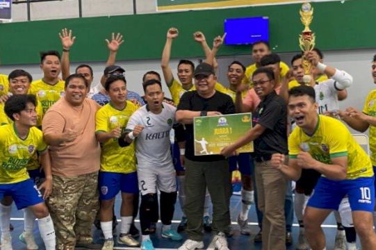 ilustrasi tim pemenang futsal dengan memegang piala (istimewa).