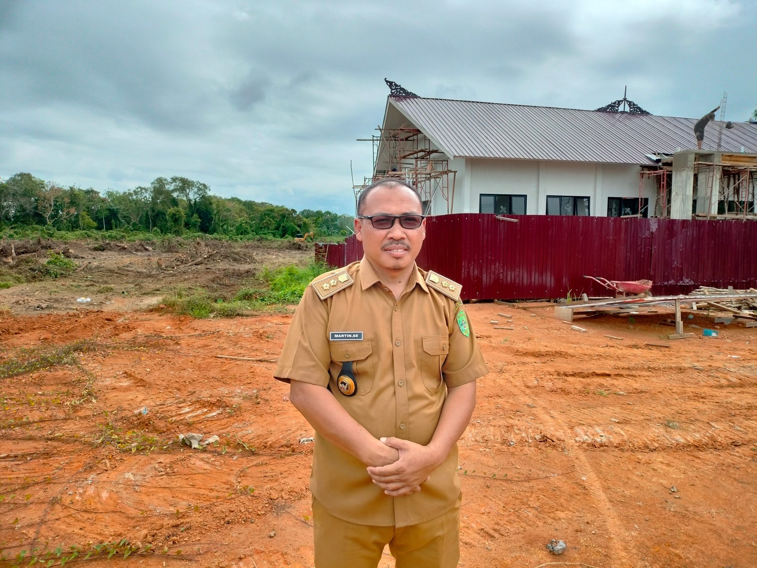 Kepala Desa Loa Raya, Martin.