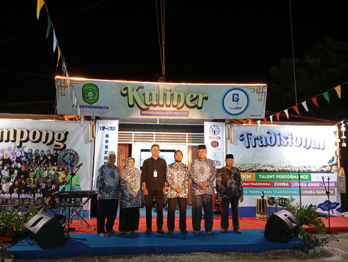 Lurah Baru Bayu Ramadhan bersama jajaran pengurus adak Kelurahan Baru (istimewa)