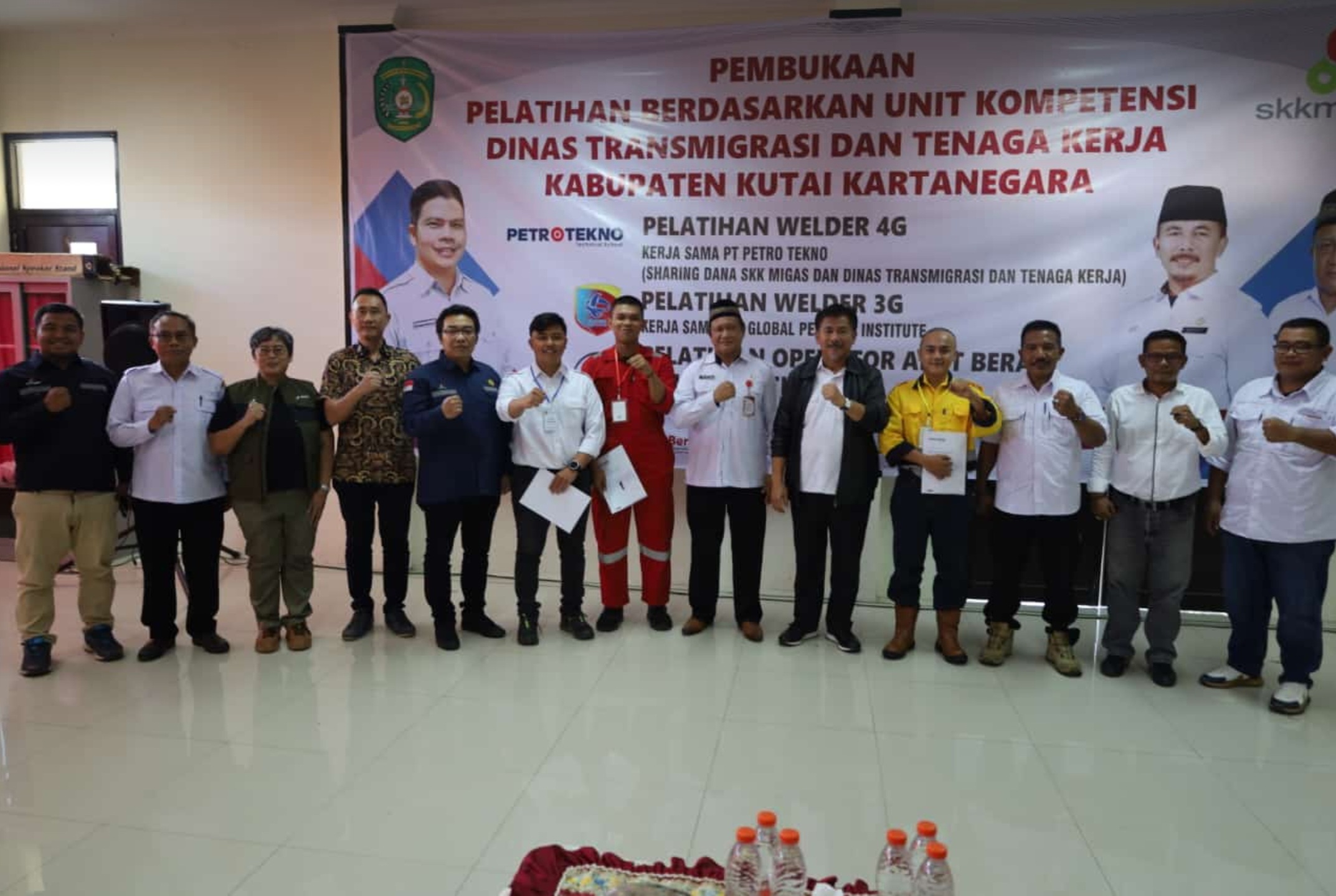 Foto bersama jajaran Disnaker dan Sekretaris Daerah Kukar, Sunggono (istimewa).