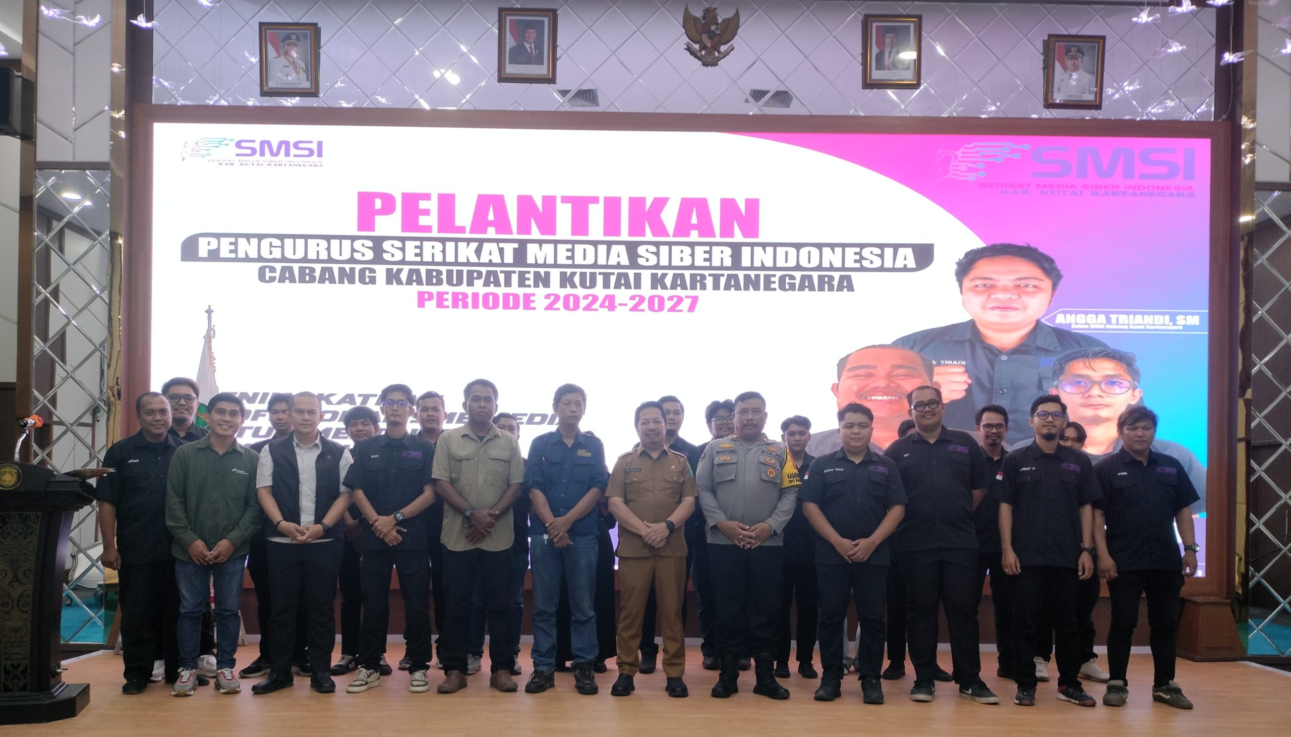 Foto bersama pasca Pelantikan SMSI Kukar. (dialogis.co)