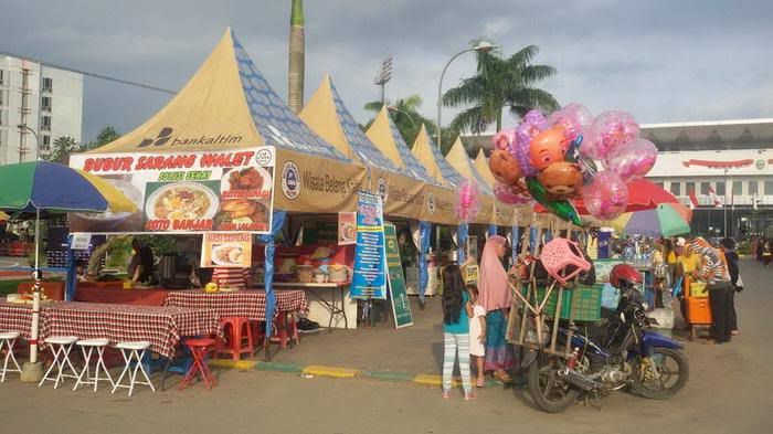 Aktivitas UMKM di halaman GOR Kadrie Oening.