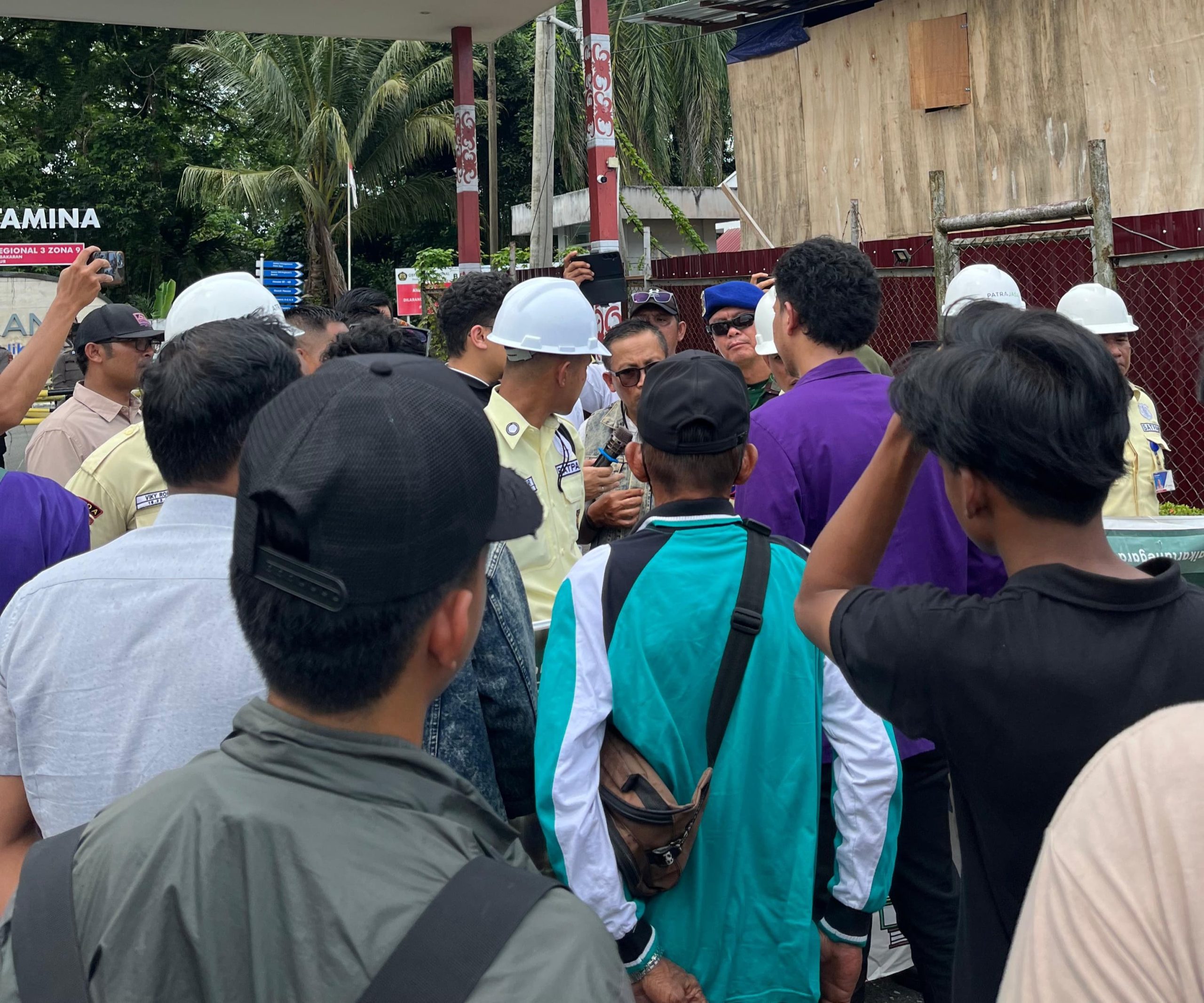 Aksi unjuk rasa di depan kantor PHSS Masyarakat dan Mahasiswa.
