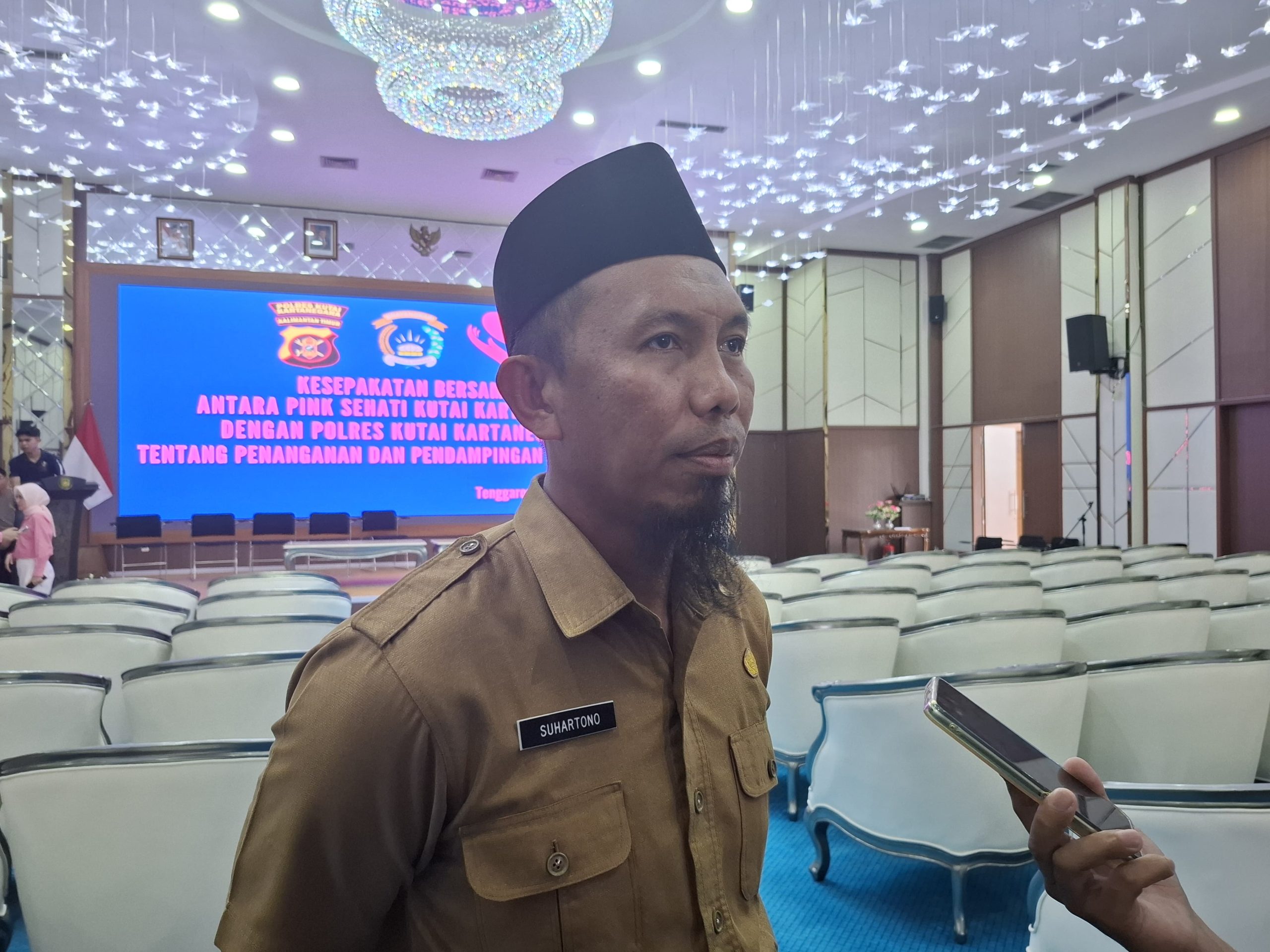 Plt Camat Kembang Janggut, Suhartono.