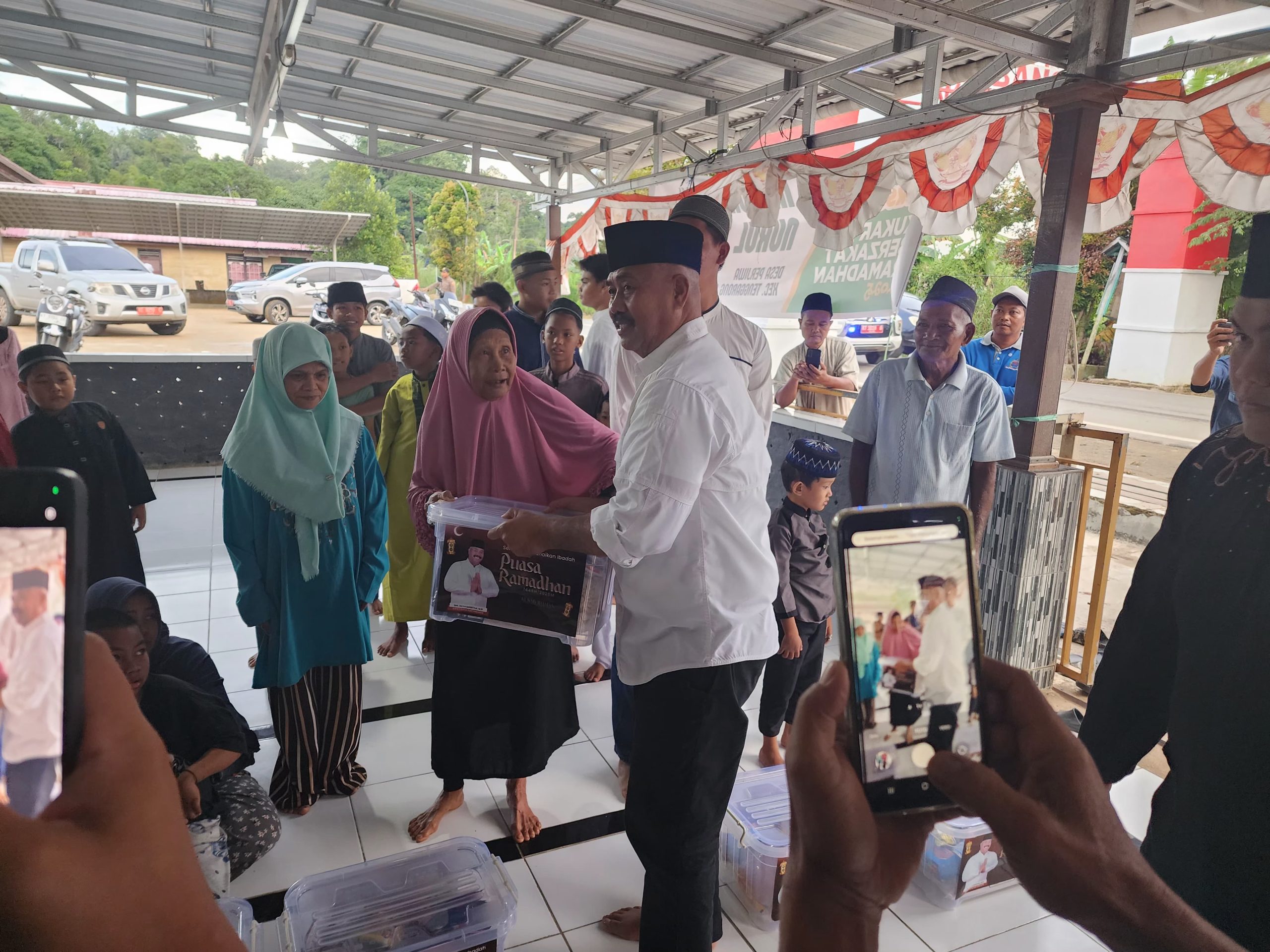Penyerahan Sembako Bupati Kukar, Edi Damansyah kepada Masyarakat. (Dialogis.co)