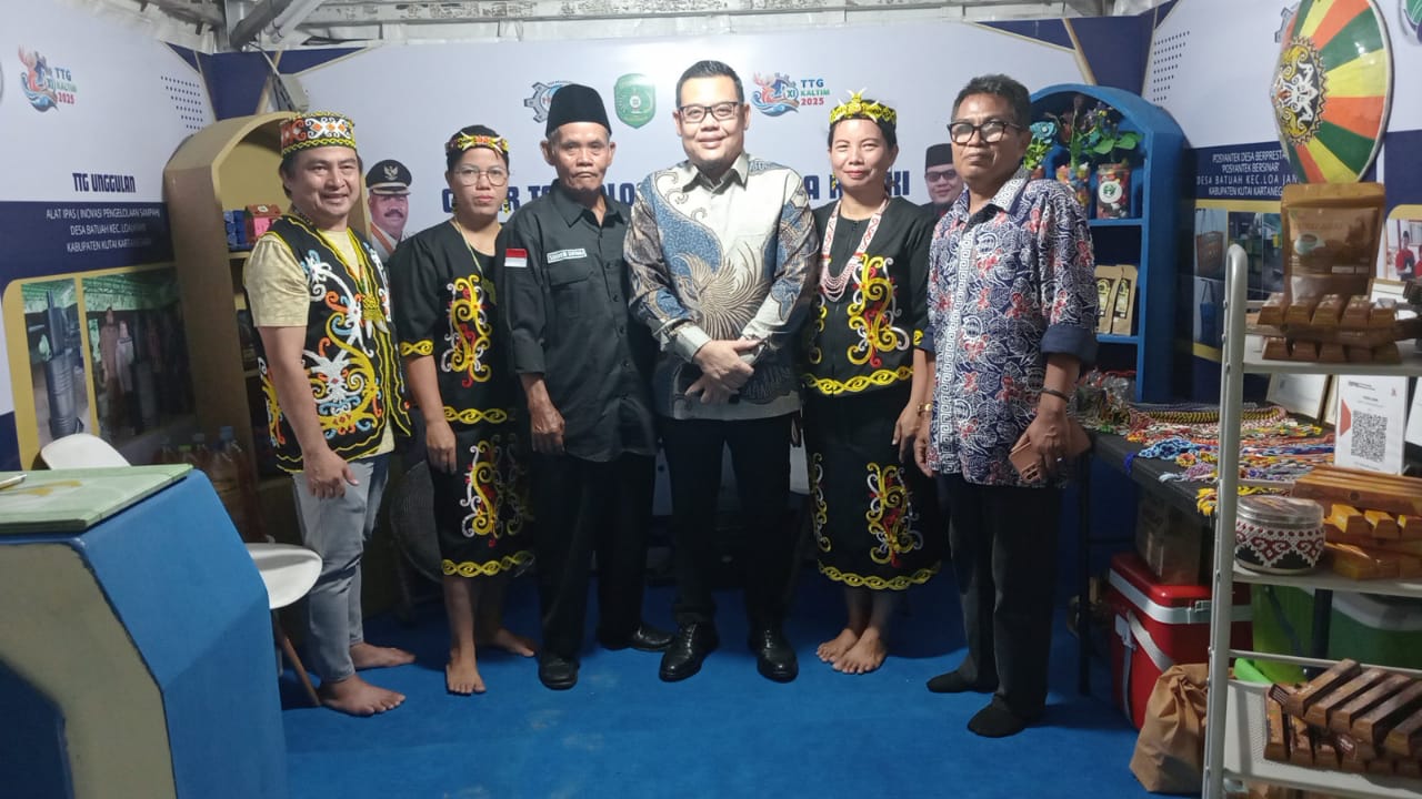 Kadis DPMD Kukar Arianto bersama kontingen TTG Kukar.