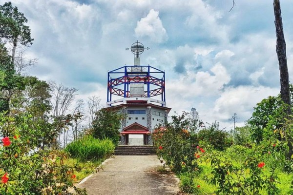 Tugu Equator Santan Ulu. (Istimewa)