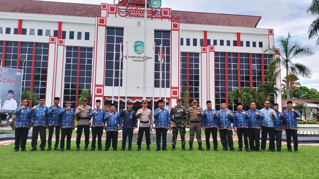 Sekda Kukar, bersama Forkopimda dan Jajaran Kepala Dinas dilingkup Pemkab Kukar usai Upacara Peringatan Hartiknas 2025.