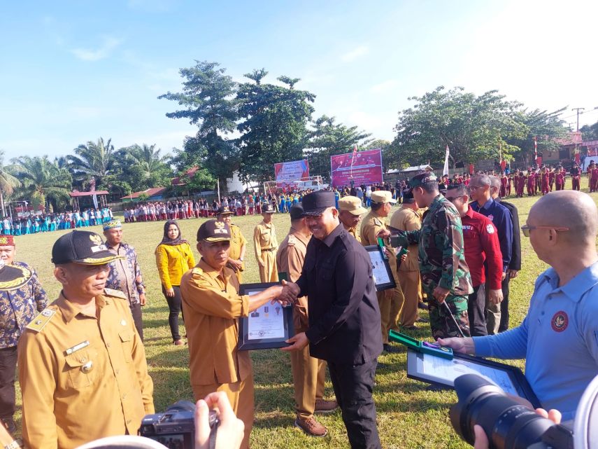 Bupati Kukar, Edi Damansyah memberikan apreasiasi kepada Kepala Desa (Kades) yang berhasil meningkatkan status indeks desa membangun.