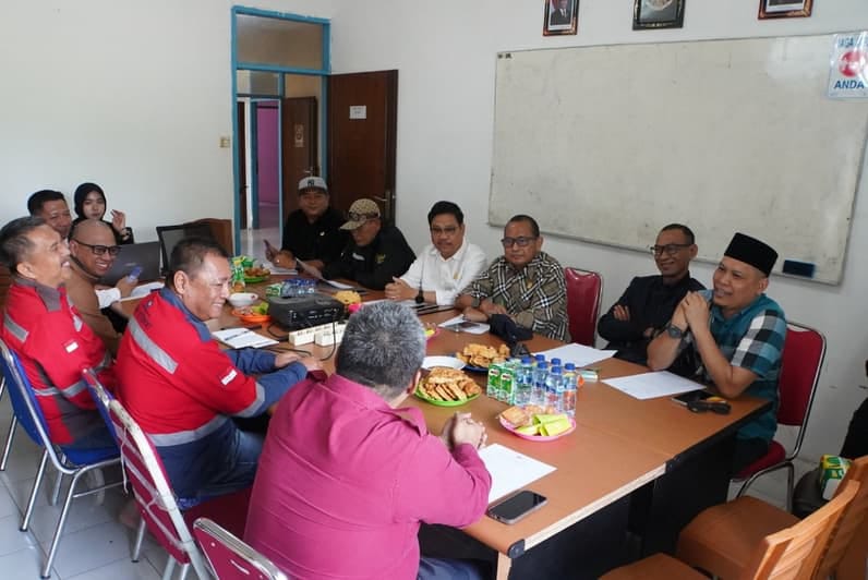 Komisi I DPRD Kaltim lakukan peninjauan lapangan ke PT Bukit Menjangan Lestari atas dugaan pencemaran lingkungan. (Foto: Humas DPRD Kaltim)