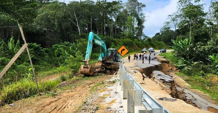 Kawasan Jalan Poros Kubar - Mahulu yang Terdampak Kejadian Tanah Longsor.