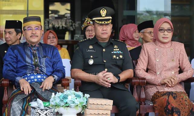Darlis Pattalongi Saat Hadiri Upacara Hari Pendidikan Nasional di Depan Halaman Kantor Gubernur (Humas DPRD Kaltim)