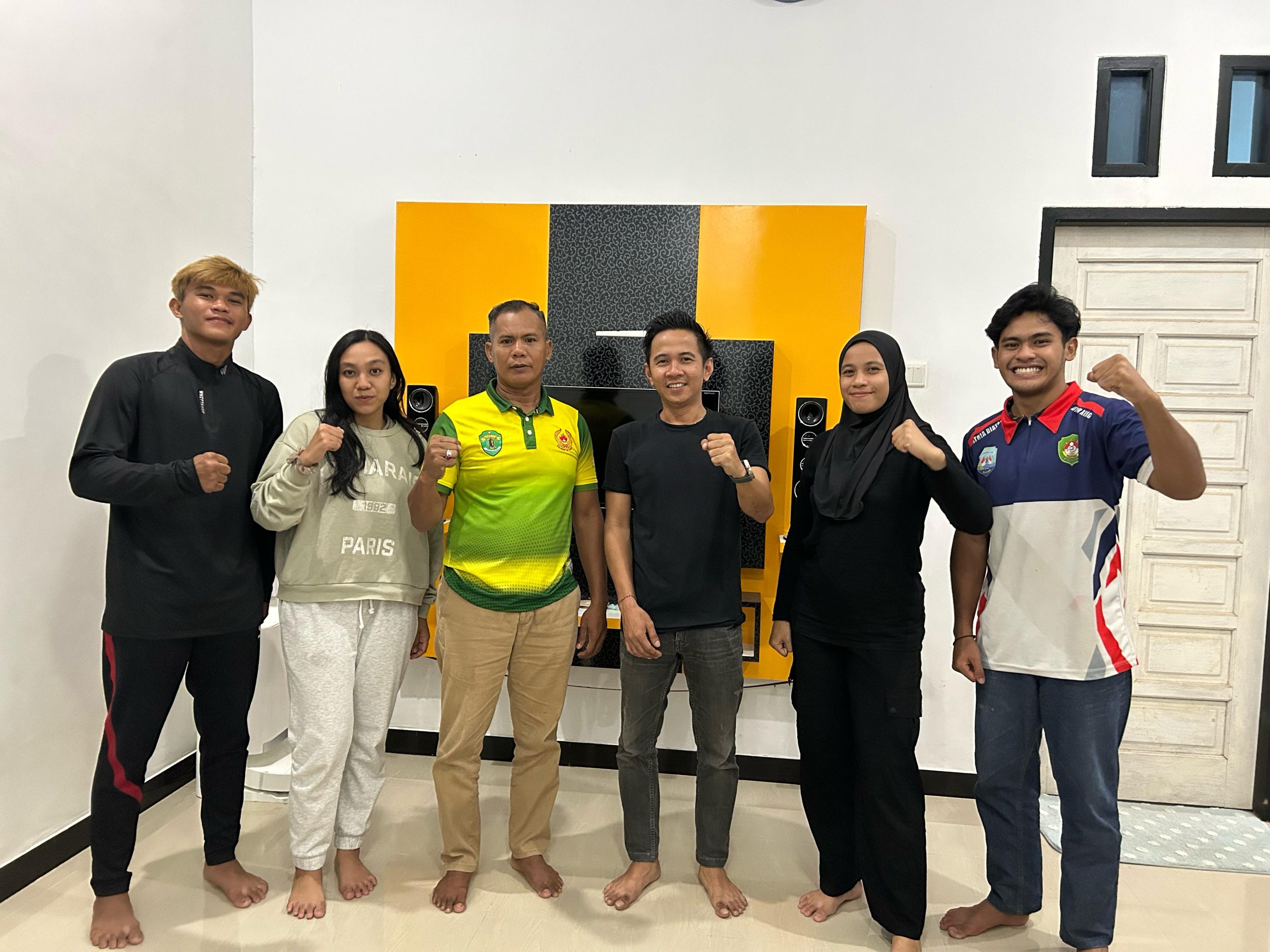 Ketua Harian Pertina Kukar, Afizar Dinata bersama Pelatih Fahrudin dan 4 Atlet Tinju Kukar yang Akan Mewakili Kaltim dalam Seleknas Tinju Piala Menpora 2025.