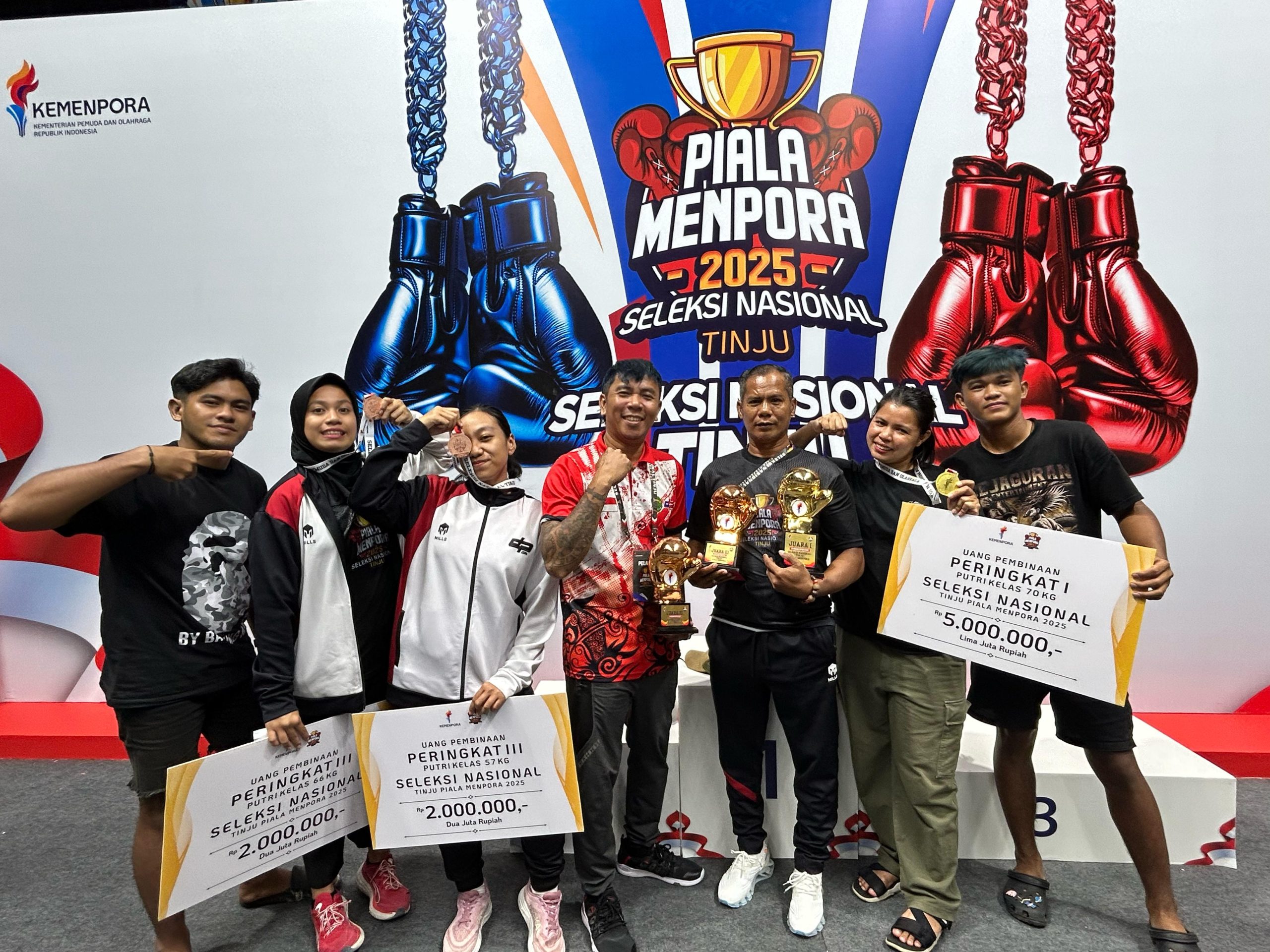 Pelatih, Fahrudin bersama Atlet yang Mewakili Seleknas Tinju Piala Menpora 2025.