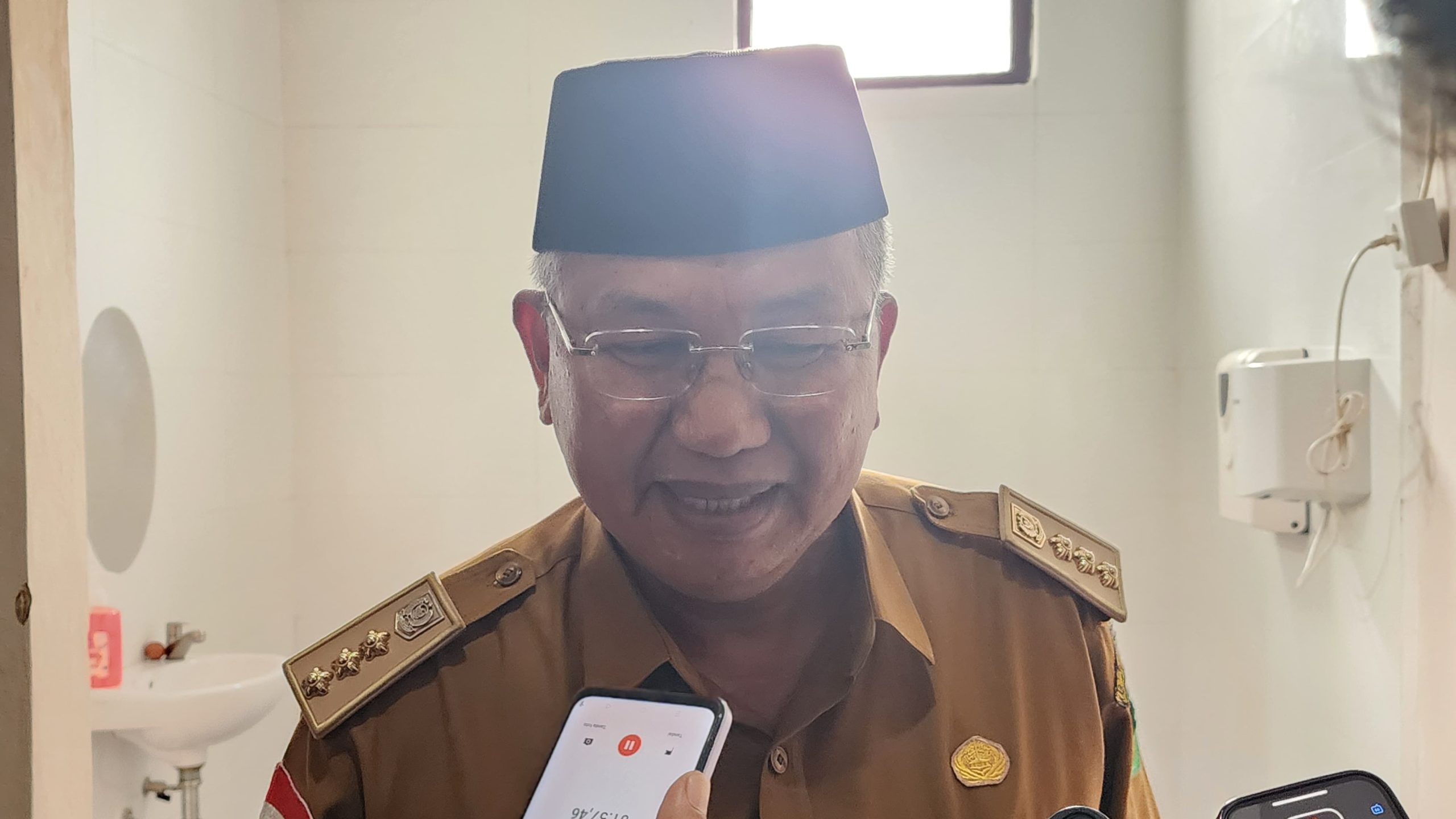 Camat Marang Kayu, Ambo Dalle.