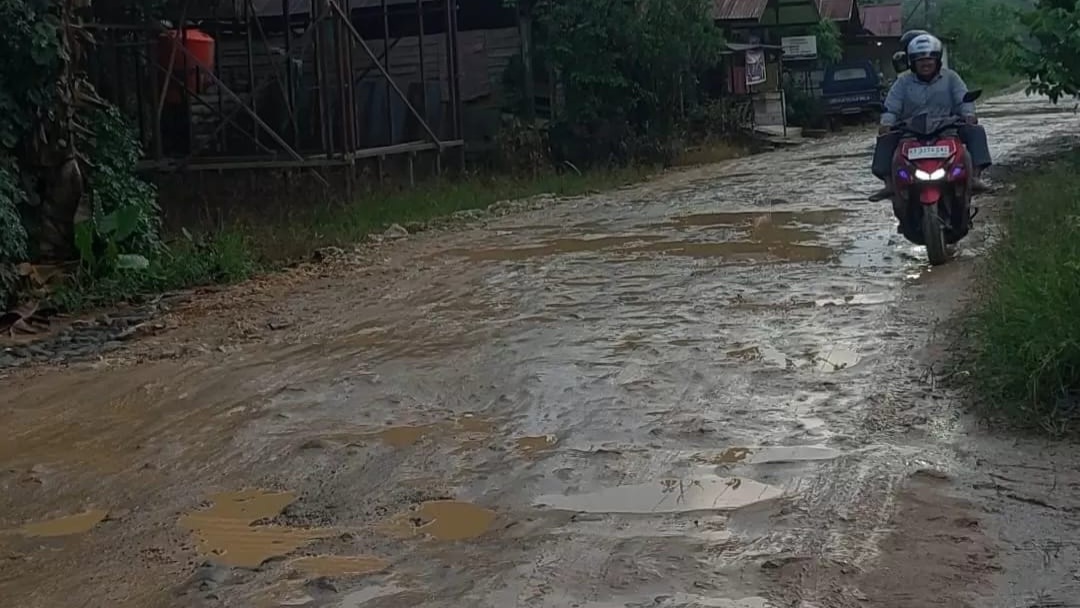 Suasana Jalan Konektivitas Antar Desa Ketika Hujan. (Istimewa)
