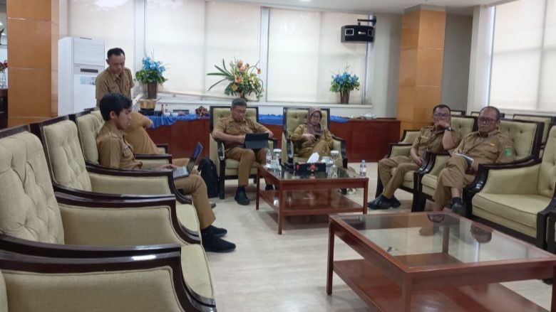 Suasana Pengawasan Kearsipan via daring dari Ruang Eksekutif Kantor Bupati. (Istimewa)
