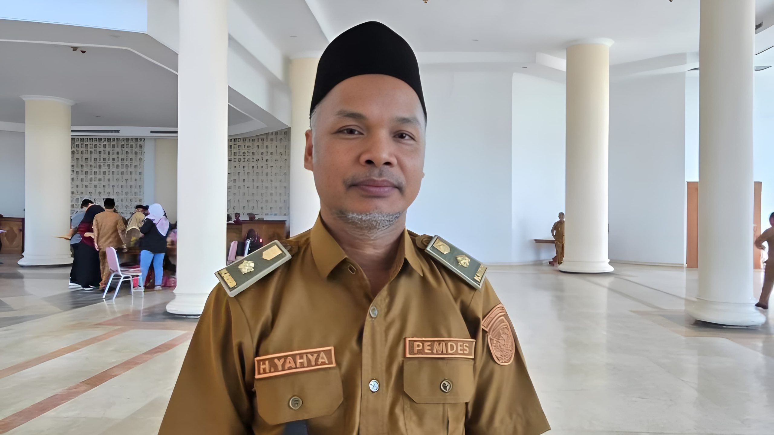 Kepala Desa Embalut, Yahya.