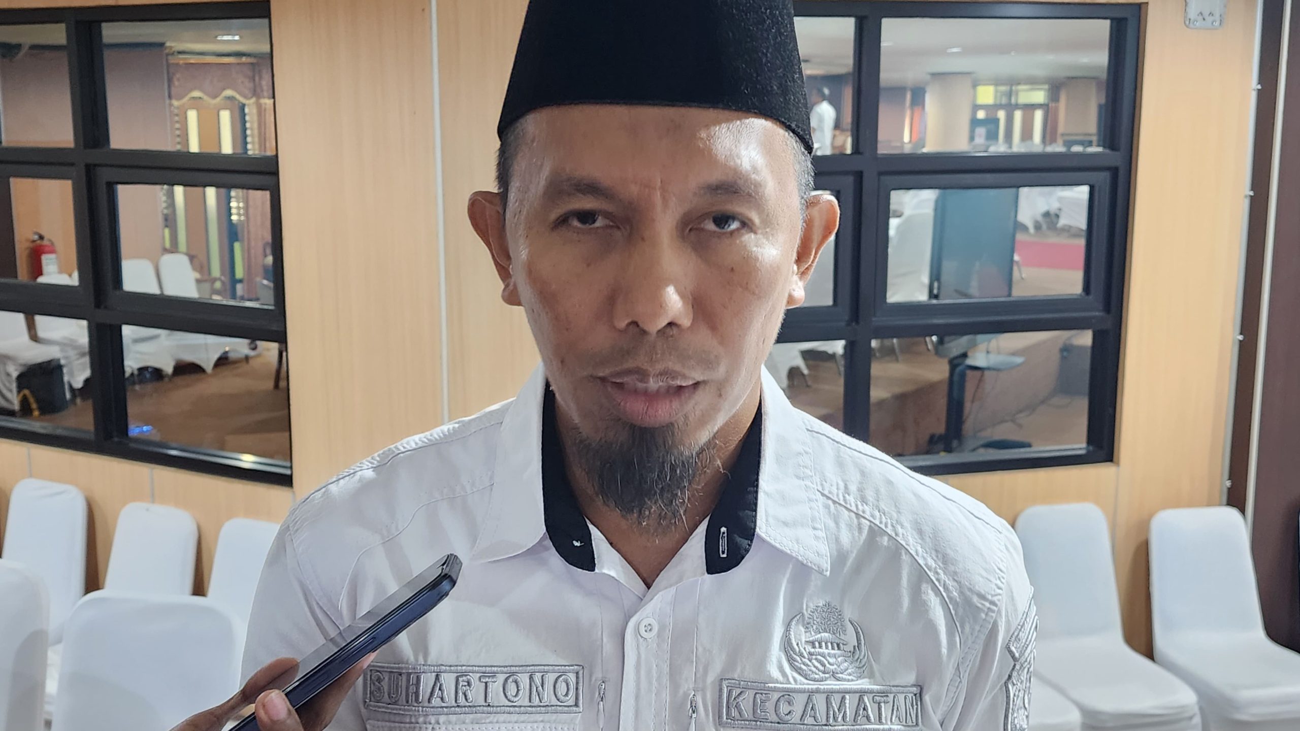 Camat Kembang Janggut, Suhartono.