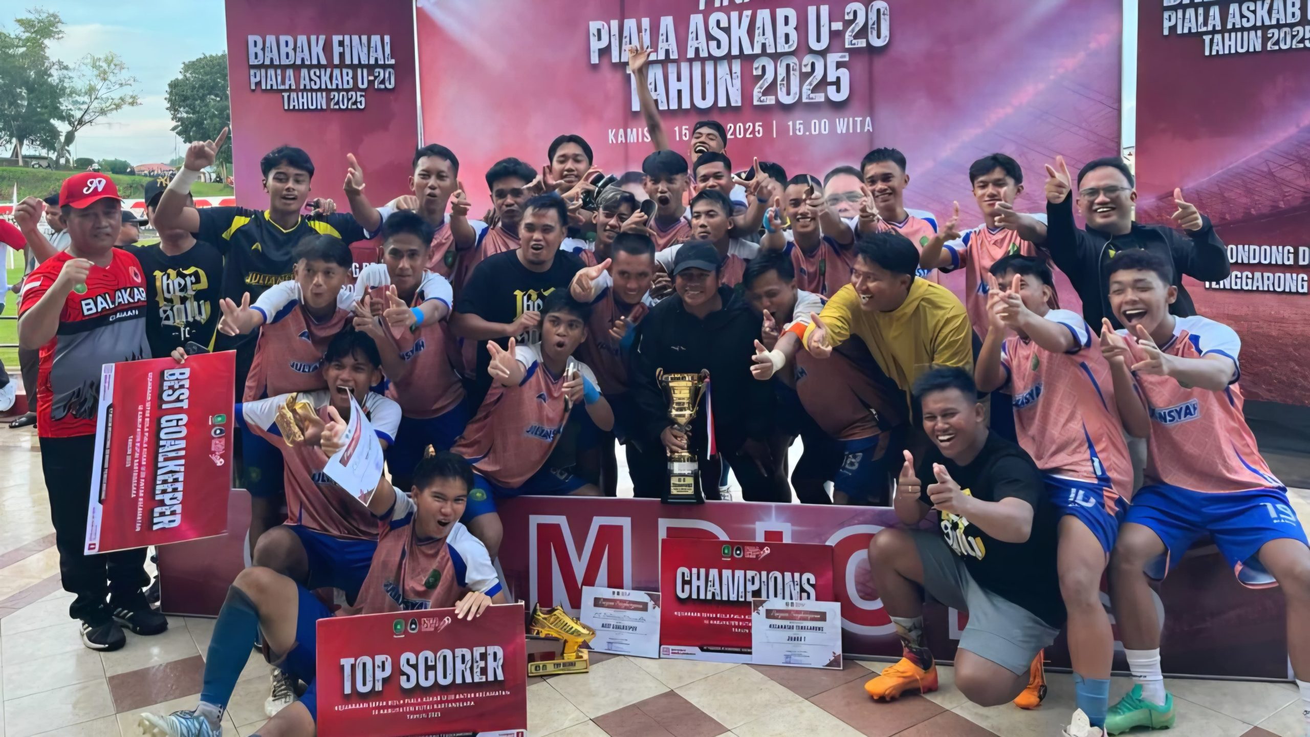 Camat Tenggarong, Sukono bersama Squad Kecamatan Tenggarong.