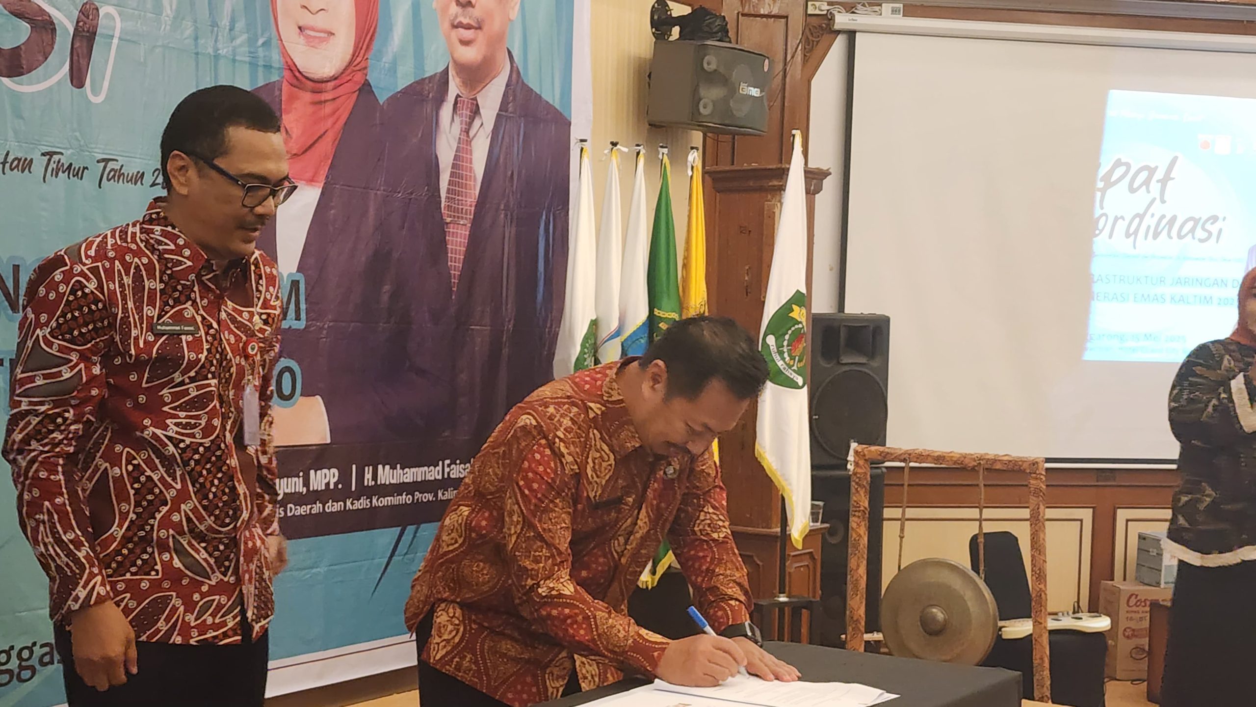 Plt. Kepala Diskominfo Kukar, Solihin saat penandatanganan SPK.