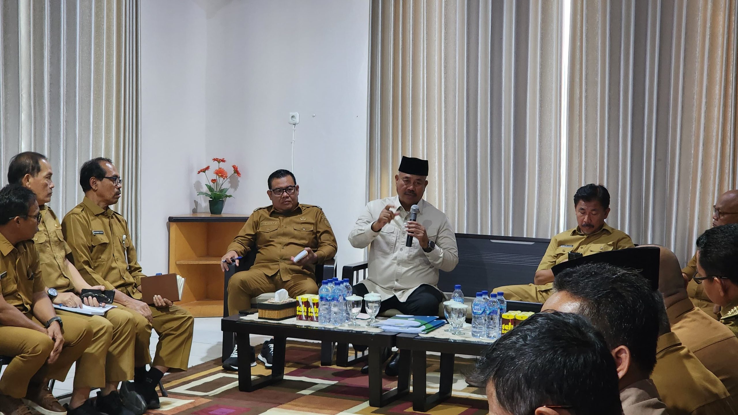 Bupati Kukar, Edi Damansyah saat rapat.