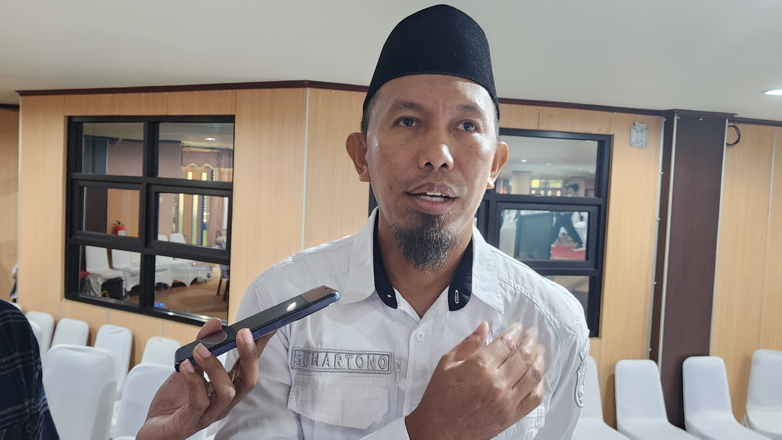 Plt. Camat Kembang Janggut, Suhartono.